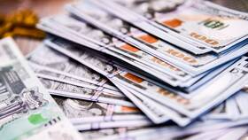 Почему Сбербанк продает старые доллары в Лером